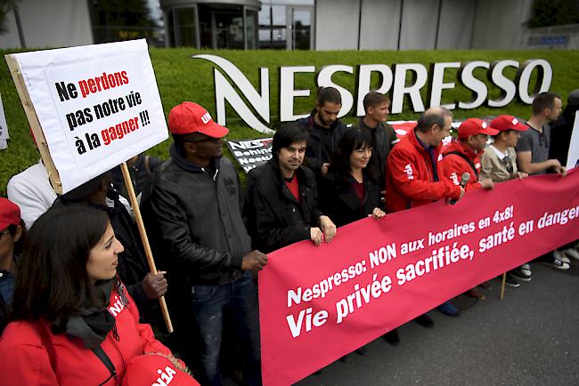 Am Dienstag haben Nespresso-Mitarbeiter mit ihren Familien in Lausanne demonstriert. 