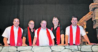 Grosser Ehrengast. Die Gemeindepr&auml;sidenten Stefan Lorenz (Embd), Urban Andenmatten (Eisten), J&uuml;rgen Brigger (Staldenried), Egon Furrer (Stalden) und Urs Juon (T&ouml;rbel, von links): Sie blicken mit Olympiaschal geschm&uuml;ckt freudig auf den gemeinsamen Auftritt als Region Stalden anl&auml;sslich der Vifra 2018. 