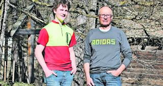 Einsatz im Wald. Seit 50 Jahren fungiert der Forstbetrieb Brigerberg/Ganter als Ausbildungsst&auml;tte. Dort ist Adrian Schweizer (links) derzeit der j&uuml;ngste Forstwartauszubildende. Berufskollege Daniel Zurbriggen war der erste Waldarbeiter-Anw&auml;rter.  