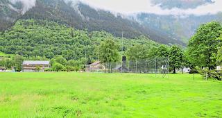 Neue Parkzone. Noch in diesem Jahr will die Stadtgemeinde Brig-Glis neben dem Fussballplatz in Brigerbad einen neuen &ouml;ffentlichen Parkplatz in Betrieb nehmen.  