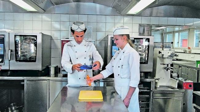 Kochexperte. Zauberhafte Momente in der Schulungsküche von GastroGraubünden.  