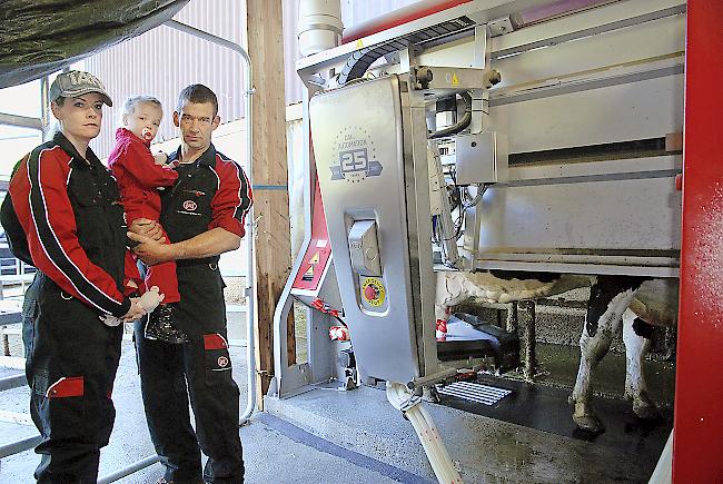 Raphaela und Herbert Bregy blicken nach dem Kauf des Melkroboters in eine unsichere Zukunft.