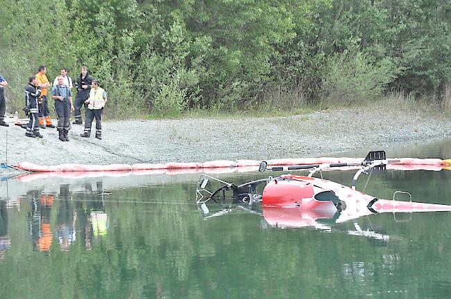 Der Pilot konnte den Helikopter im Wasser notlanden und sich selbst aus dem Wrack befreien, wie die Air Zermatt vermeldet.