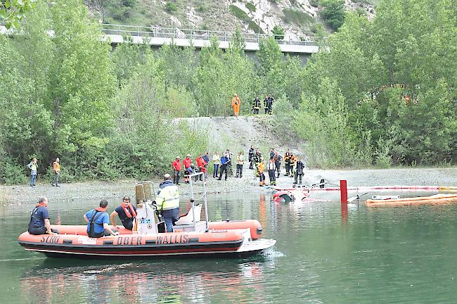 Grosses Aufgebot bei der Volkigilla in Raron. Die Oberwalliser Rettungstaucher mussten eine Ölwehr erstellen.