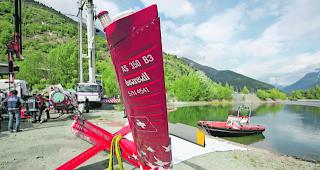 Aufwendige Bergung. Nebst der Polizei und der Feuerwehr mussten unter anderem auch Rettungstaucher aufgeboten werden. Der Pilot musste zur Notlandung ansetzen, nachdem die Maschine offensichtlich mit einer Hochspannungsleitung kollidierte. 
