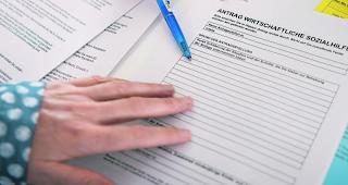 Nicht willk&uuml;rlich. Laut dem Bundesgericht hat die Stadtgemeinde Brig-Glis einer im Konkubinat lebenden Frau die Sozialhilfe zu Recht gek&uuml;rzt.  