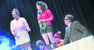 Kurzweilig. Wirtin Roswitha (Barbara Terpoorten-Maurer), Tochter Anni (Barbara Heynen) und Investor von Klett (Andreas Bittl), der auch den Hansi spielt (von links), bei der Premiere von &laquo;Chez Roswitha&raquo;: Kurzweilig und unterhaltsam kam diese Operette daher. 