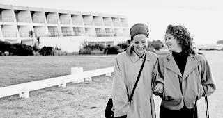 Ergreifend. Marie B&auml;umler als Romy Schneider (links) und Birgit Minichmayr als beste Freundin Hilde in &laquo;3 Tage in Quiberon&raquo;. Ergreifendes Portr&auml;t. 
