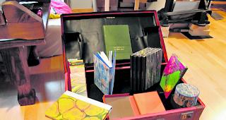 Aus dem Koffer. Mit seinen Werken ist Samuel Tscherrig an Kofferm&auml;rkten pr&auml;sent.  