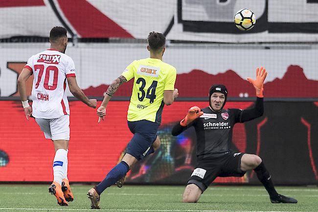 Cunha lupft den Ball über Thun-Hüter Faivre zum 0:2, der Brasilianer erwies sich mit drei Treffern als Matchwinner.