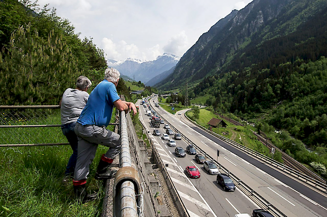 Geduldsprobe. Am Samstag erreichte die stehende Autokolonne zwischen Buochs (NW) und dem Gotthard-Nordportal in Göschenen (UR) eine Länge von 28 Kilometern. Auch am Sonntagmorgen staute sich der Verkehr, die Wartezeit betrug allerdings nur rund 20 Minuten.