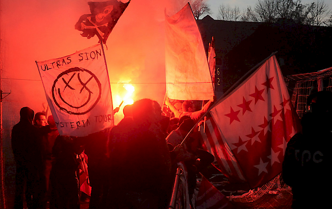 Pyrotechnika. Vor und nach dem Spiel zwischen dem FC Thun und dem FC Sitten sind drei Personen durch Knallpetarden verletzt worden. (Archivbild)