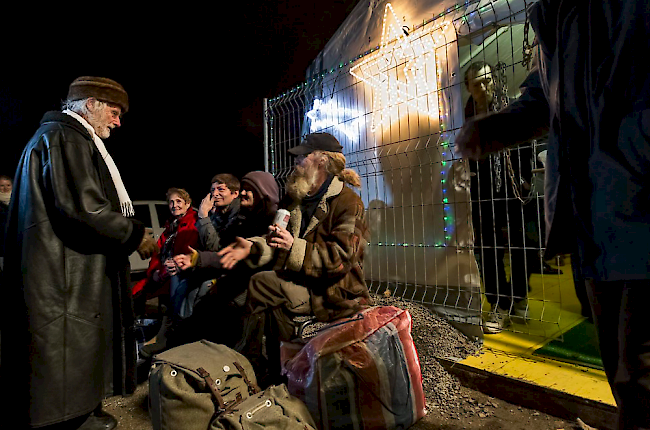 Pfarrer Ernst Sieber begrüsst Obdachlose und Gäste im Pfuusbus.