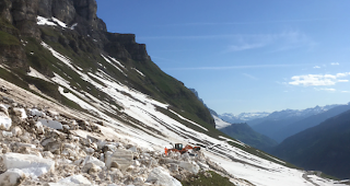 Am Pfingstsonntag hat ein Schneerutsch in der N&auml;he der Klausenpassh&ouml;he zwei Autos erfasst.