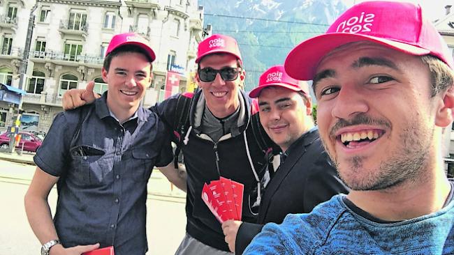 Selfie mit Olympiasieger. Von links: Leo Ruppen (JCVPO), Skistar Ramon Zenhäusern, Joël Eyer (JSVPO) und Matthias Hildbrand (Präsident JCVPO).