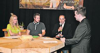 Austausch. Podiumsgespr&auml;ch mit jungen Menschen aus der Region Stalden. Von links: Lara Margelist, Jo&euml;l Abgottspon, Stefan Lorenz, Gemeindepr&auml;sident Embd, und Moderator Michel Venetz.  