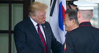 US-Pr&auml;sident Donald Trump und S&uuml;dkoreas Pr&auml;sident Moon Jae-in tauschen sich am Dienstag in Washington &uuml;ber das Verh&auml;ltnis zu Nordkorea aus.