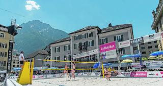 Nationales Damenturnier. Hochkar&auml;tiges Spiel im Sand. 