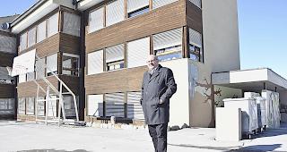 Gemeindepr&auml;sident Christof Biner vor dem Schulhaus: &laquo;Ein Fernw&auml;rmenetz k&ouml;nnte ein interessantes Projekt f&uuml;r Gr&auml;chen sein.&raquo;