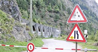 Die Fahrt &uuml;ber die alte Talstrasse ist gesperrt. Links im Bild der Mittaltunnel.