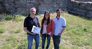 Pierre-Alain Kummer (Pro Castellione), Nadine Lory (CEO Raron-Niedergesteln Tourismus) und Christian Kalbermatter (Pro Castellione) auf dem Trail.