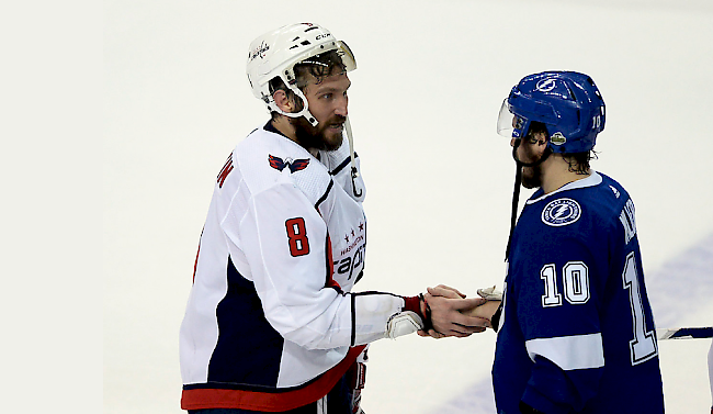 Geschafft. Der russische Superstar Alexander Owetschkin (links) spielt mit seinen Washington Capitals gegen die Vegas Golden Knights um den Stanley-Cup.