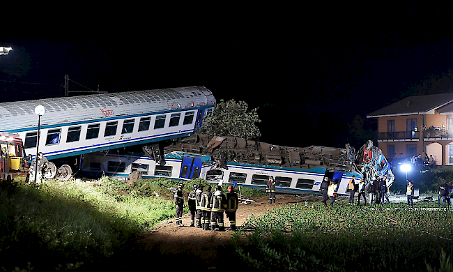 Zugunglück. Bei einem Bahnübergang in der Nähe von Turin stiess am Donnerstag ein Regionalzug mit einem Sattelschlepper zusammen. Zwei Menschen sind ums Leben gekommen, weitere 20 Personen wurden verletzt.