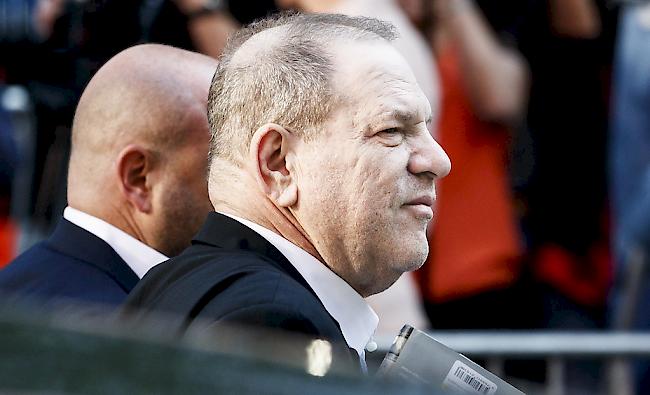 Harvey Weinstein stellt sich den Behörden. 