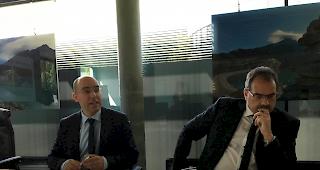 Direktor Hans-Peter Burgener und VR-Pr&auml;sident Renato Kronig an der heutigen Pressekonferenz vor der GV.