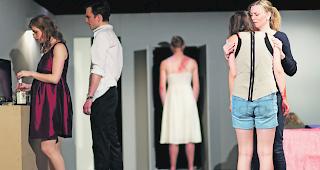 Am Abgrund. Von links: Emma (Salome Ruppen), Stephen (Andreas Eggel), Grace (Estelle Commisso) und Anni (Kerstin Zuber). 