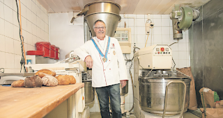 Ritter des guten Brotes. Josef &laquo;Schosi&raquo; Schwarz ist noch bis n&auml;chste Woche in der Backstube seines Gesch&auml;fts anzutreffen.