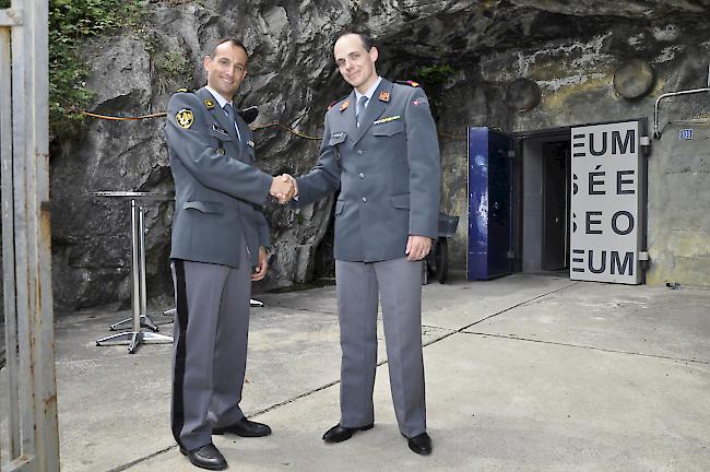 Oberstleutnant im Generalstab Robert-Peter Eyer (links) übergibt die Präsidentschaft der OGO an Hauptmann Diego Heinen. 