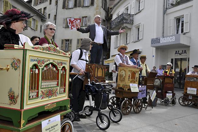 Christoph Föhns Ansage beim Abschlusskonzert auf dem Kaufplatz.