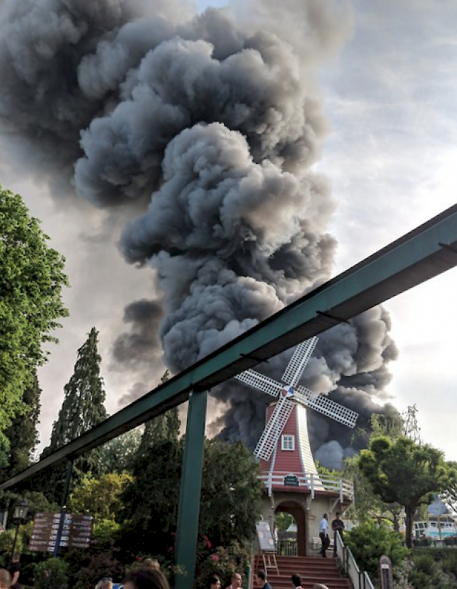 Beim Löscheinsatz sind drei Feuerwehrleute verletzt worden.