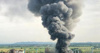 Im Europapark brennt eine Lagerhalle. Der Park musste komplett ger&auml;umt werden.