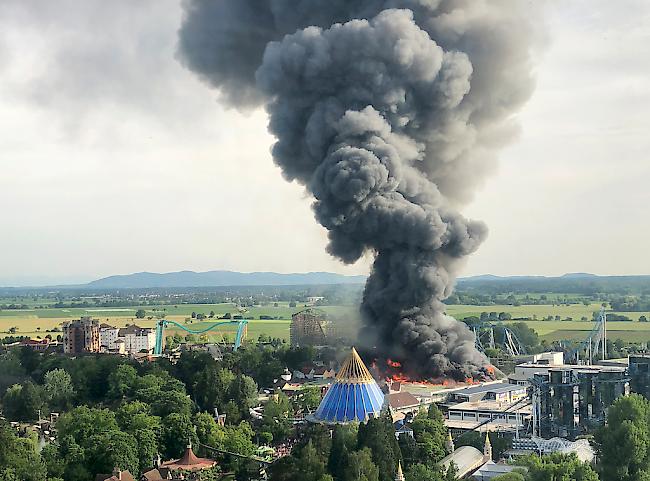 Im Europapark brannte im Mai eine Lagerhalle. Der Park musste komplett geräumt werden.