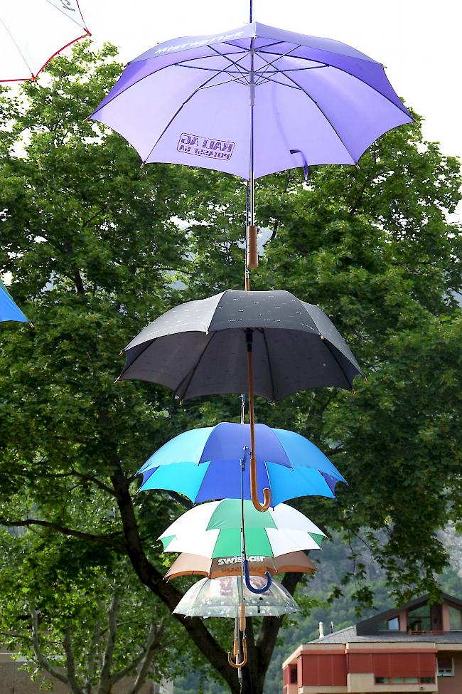 Regenschirme gehören zu England, wie Fish & Chips