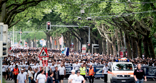 Mit einem Grossaufgebot stellte die Polizei sicher, dass sich die beiden Fanlager nicht in die N&auml;he kamen. 