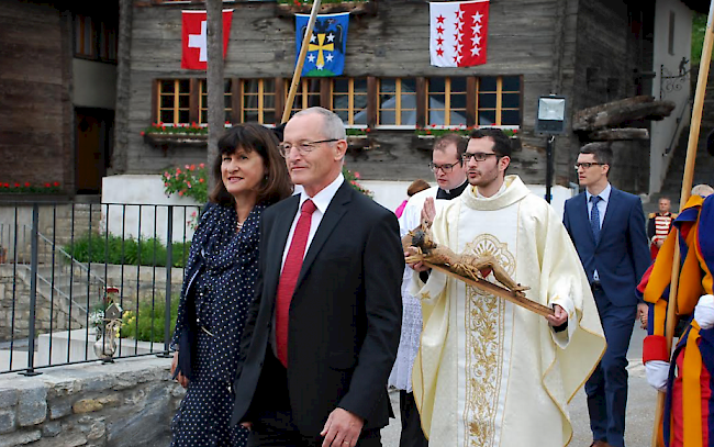 Freudige Eltern: Lydia und Franz Schmid gehen ihrem Sohn Benjamin zur Kirche voran.
