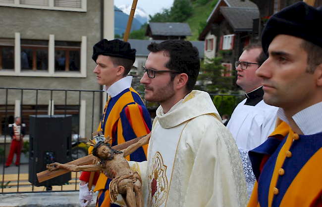 Ernsthaft. Benjamin Schmid auf dem Weg zu seiner ersten Heiligen Messe.
