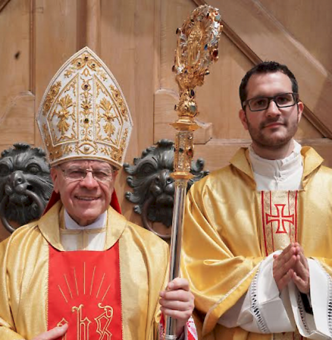Benjamin Schmid nach der Priesterweihe vom Samstag in Chur durch Bischof Vitus Huonder.
