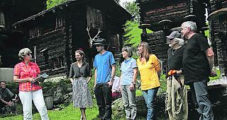 Vernissage. F&ouml;rdervereinspr&auml;sidentin Rose-Marie Zumofen &uuml;bergibt den Beteiligten ein Exemplar des Buches. 