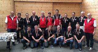 Sieger des Kantonalfinals 300 Meter A (Sportwaffen): 1. Rang SV Visperterminen vor Visp-Eyholz A1 (links) und SSZ Chalchofen A2. Flankiert von WSSV-Pr&auml;sident Hugo Petrus (l.) und Wettkampfchef Mario Bregy (r.)