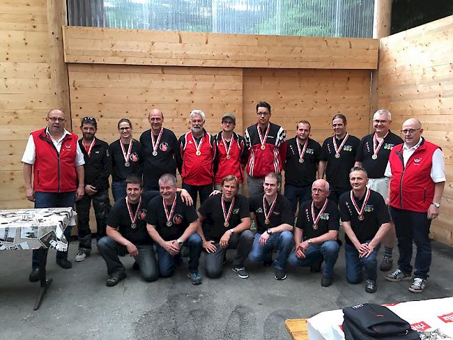 Sieger des Kantonalfinals 300 Meter A (Sportwaffen): 1. Rang SV Visperterminen vor Visp-Eyholz A1 (links) und SSZ Chalchofen A2. Flankiert von WSSV-Präsident Hugo Petrus (l.) und Wettkampfchef Mario Bregy (r.)