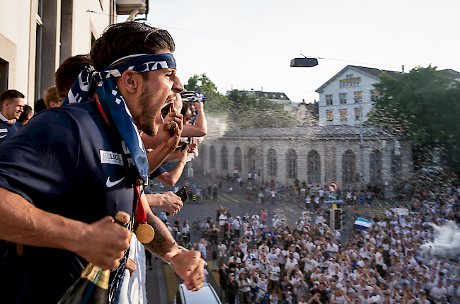 Auf dem Balkon des Volkshauses, auf dem sich die Spieler versammelten, wurde eine Fackel gezündet.