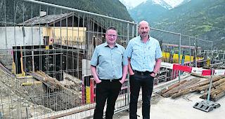 Arbeiten schreiten voran. J&uuml;rgen Brigger (links), Gemeindepr&auml;sident Staldenried, mit Vizepr&auml;sident Ivo Abgottspon neben der Baustelle der Seilbahnstation in Staldenried. 