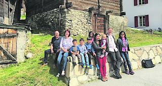 Das Dorf beleben. Familie Koop mit einer Bekannten sowie mit &laquo;Agitatus&raquo;-Stiftungspr&auml;sident Bernhard Schnyder und Gemeindepr&auml;sidentin Marianne M&uuml;ller (links). 