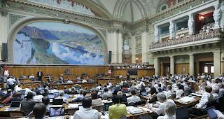 Die Entsch&auml;digungen der Parlamentsmitglieder sollen nicht halbiert werden. Das B&uuml;ro des Nationalrates hat einen Vorstoss mit dieser Forderung verworfen.