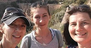 &laquo;Doris, Sch&uuml;lerin aus der Schweiz, ich, und Katerina, Sch&uuml;lerin aus Tschechien (von links). Im Hintergrund die Br&uuml;cke Puente del Aguila in Nerja.&raquo;