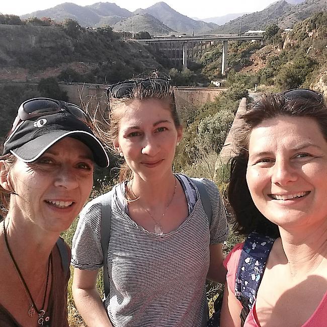 «Doris, Schülerin aus der Schweiz, ich, und Katerina, Schülerin aus Tschechien (von links). Im Hintergrund die Brücke Puente del Aguila in Nerja.»